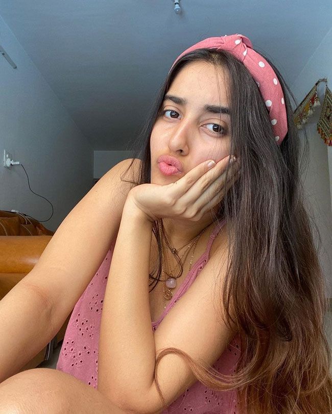 Simrat Kaur Instagram Images